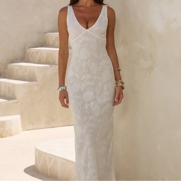 short lace tulle wedding dress Elegant High Low V-Neck Wedding Dress with Floral Lace - Short Sleeve Dress